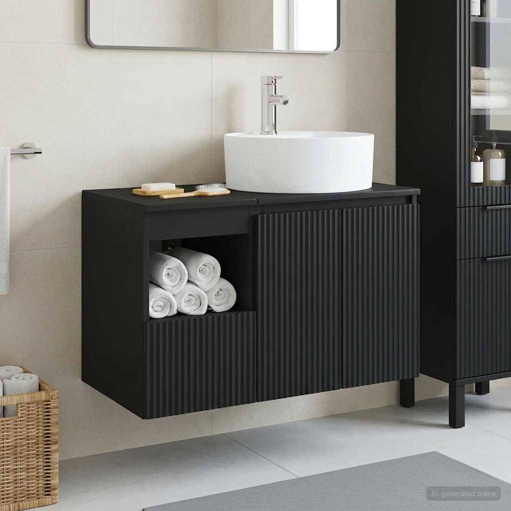 Modernes Badezimmer-Waschtisch mit weißem Aufsatzwaschbecken und schwarzem gerilltem Schrank, mit offener Handtuchwelle und Toilettenartikeln neben einem Spiegel.