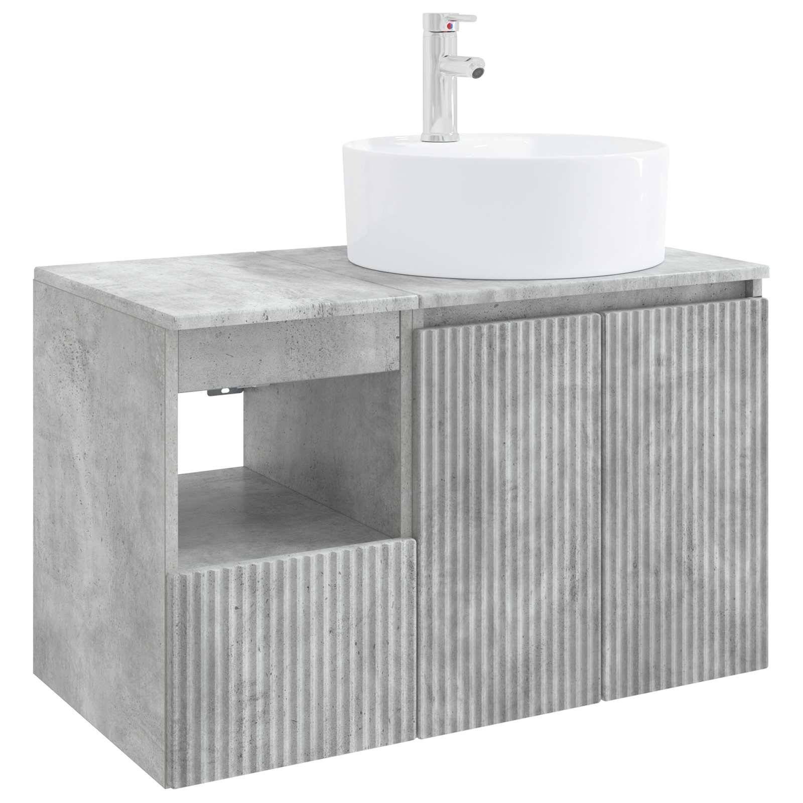 Modernes Badezimmermöbel mit Betonoptik mit rundem weißen Aufsatzwaschbecken und einfachem Wasserhahn, mit gerillten Schranktüren und offenem Seitenfach.