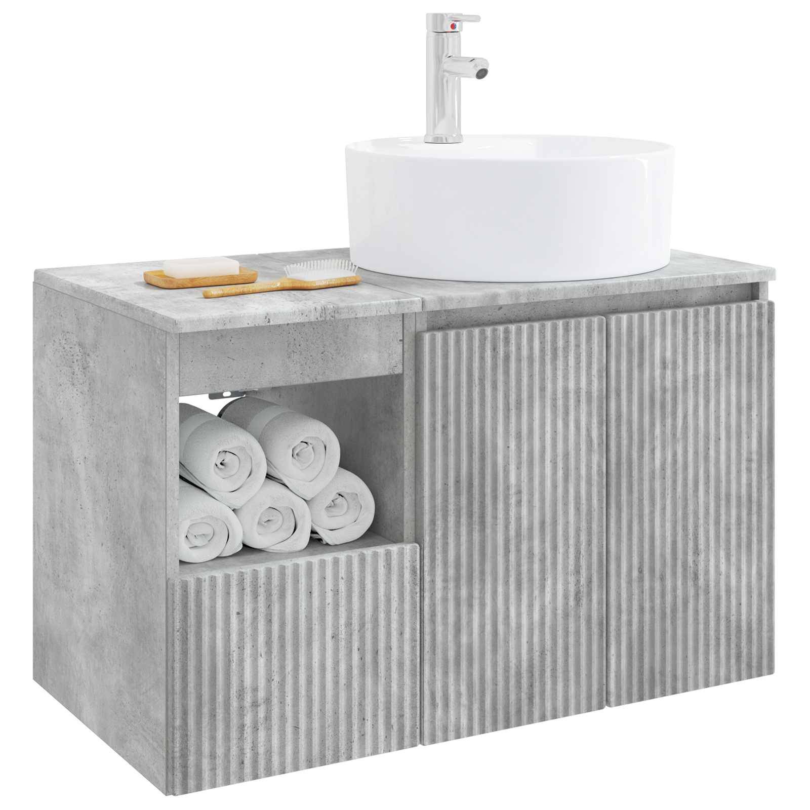 Modernes Badezimmer-Waschtisch mit rundem weißem Waschbecken und Armatur auf einem Schrank mit Betonoptik, offenes Regal mit gestapelten Handtüchern und einer Zahnbürste oben.