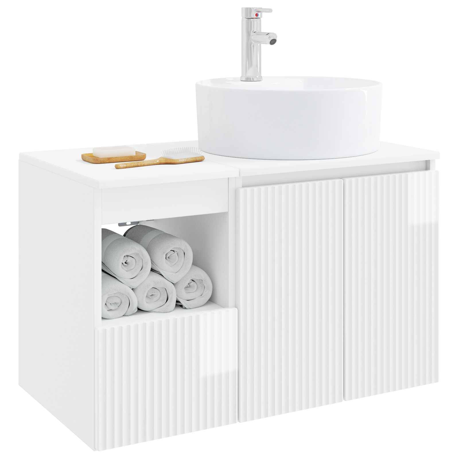 Weißes Badezimmerwaschbecken mit rundem Waschbecken, Wasserhahn und gerillten Schranktüren; offenes Seitenregal hält aufgerollte weiße Handtücher und Toilettenartikel.