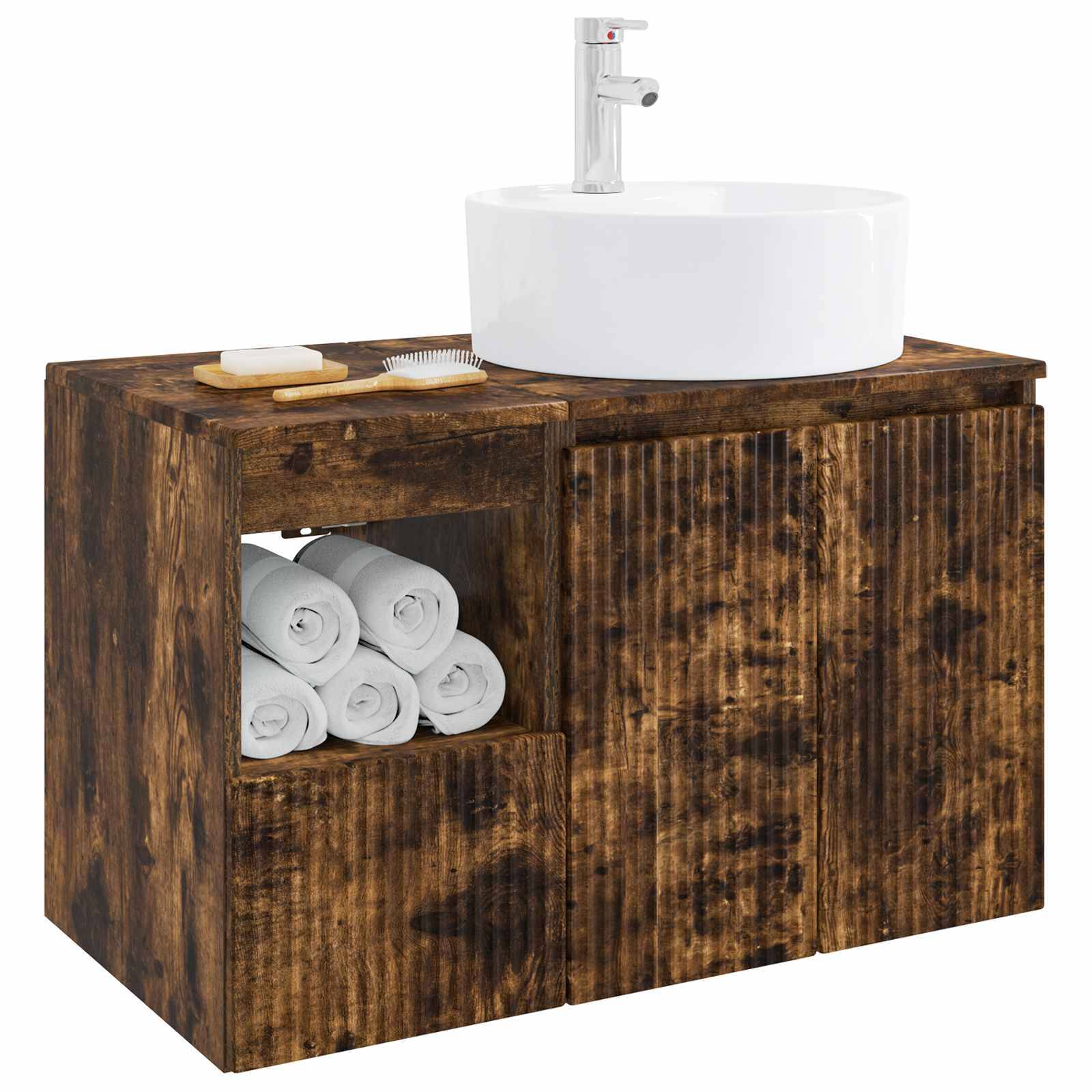 Weißes rundes Waschbecken auf einem rustikalen Holz-Badezimmerschrank mit offenen Regalen, auf denen aufgerollte Handtücher liegen, sowie eine Seifenschale und eine Bürste auf der Arbeitsplatte.