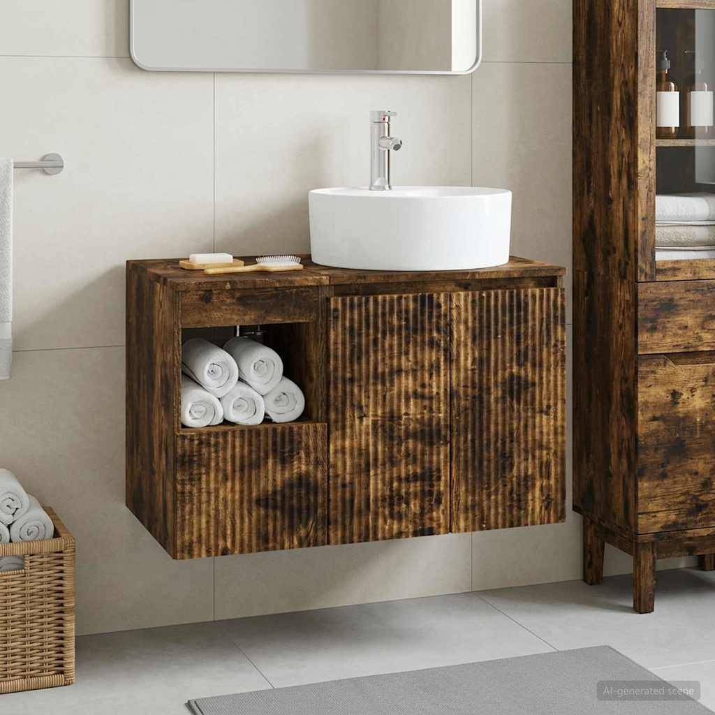 Holzernes Badezimmerwaschbecken mit einem weißen Aufsatzwaschbecken und offener Handtucharaufbewahrung in einem modernen gefliesten Badezimmer.