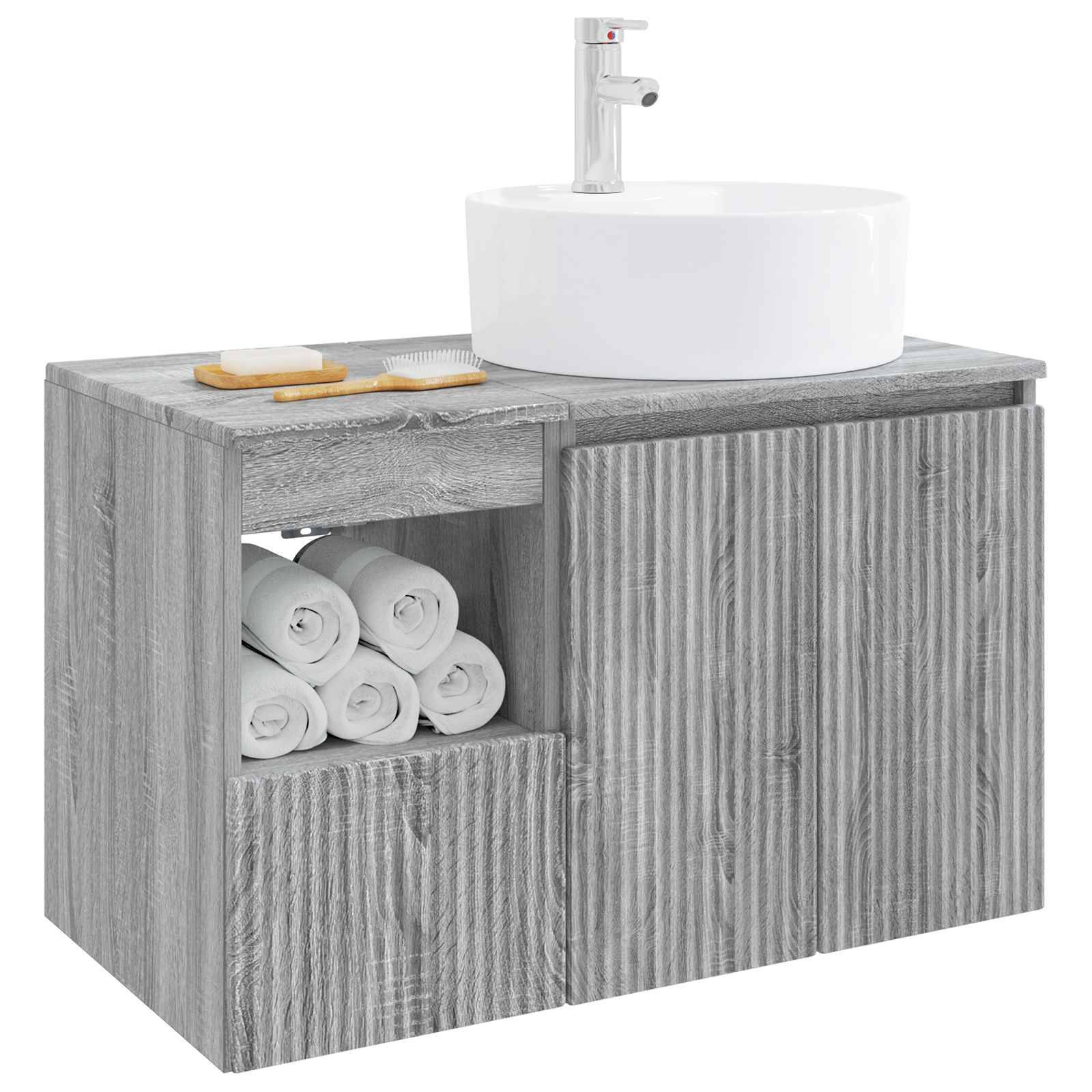 Graues Holz-Badezimmerwaschtisch mit rundem weißem Waschbecken und Wasserhahn, offenes Regal mit aufgerollten Handtüchern und eine Zahnbürste auf der Arbeitsplatte.