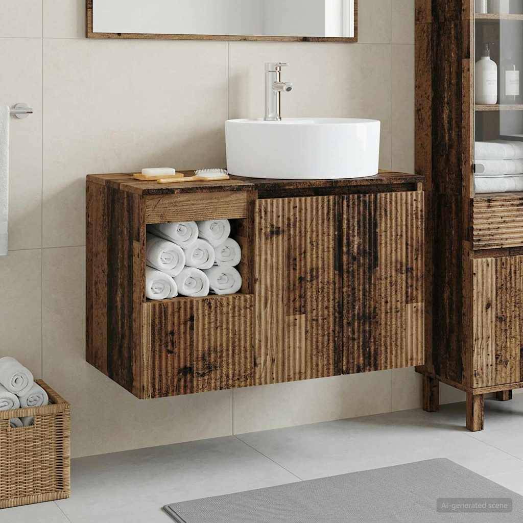 Modernes Badezimmer mit einem weißen Aufsatzwaschbecken auf einem rustikalen Holzwaschtisch, offene Fächer mit aufgerollten Handtüchern und Korbaufbewahrungskörbe auf einem hellem Fliesenboden.