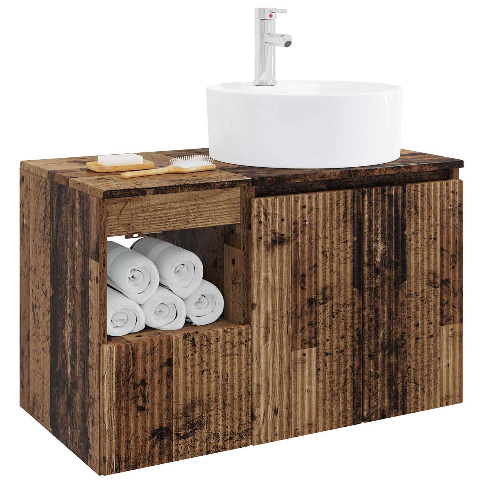 Rustikales Badezimmer-Waschtischkabinett aus Holz mit weißem Aufsatzwaschbecken, offenes Regal mit aufgerollten Handtüchern und Arbeitsplatte mit Seife und Bürste.