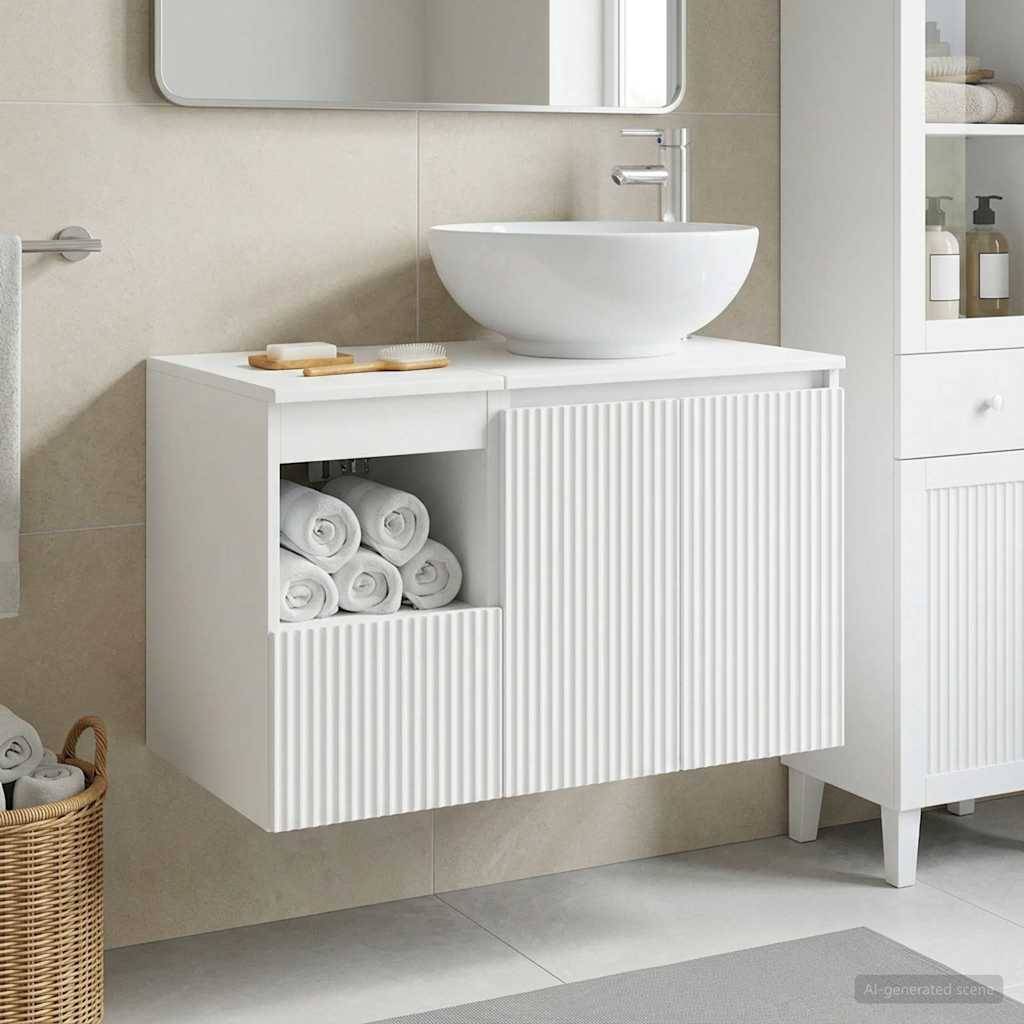Modernes Badezimmer-Waschtischset mit rundem weißem Aufsatzwaschbecken und Wandspiegel, mit gerippten Schrankfronten und offenen Regalen mit aufgerollten Handtüchern.