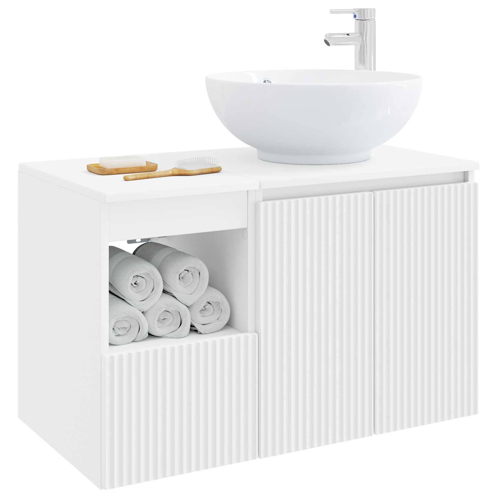 Weiße Badezimmereitelkeit mit rundem Aufsatzwaschbecken und Armatur; offenes Regal speichert aufgerollte Handtücher, mit einer Zahnbürste und einer Seifenschale oben.