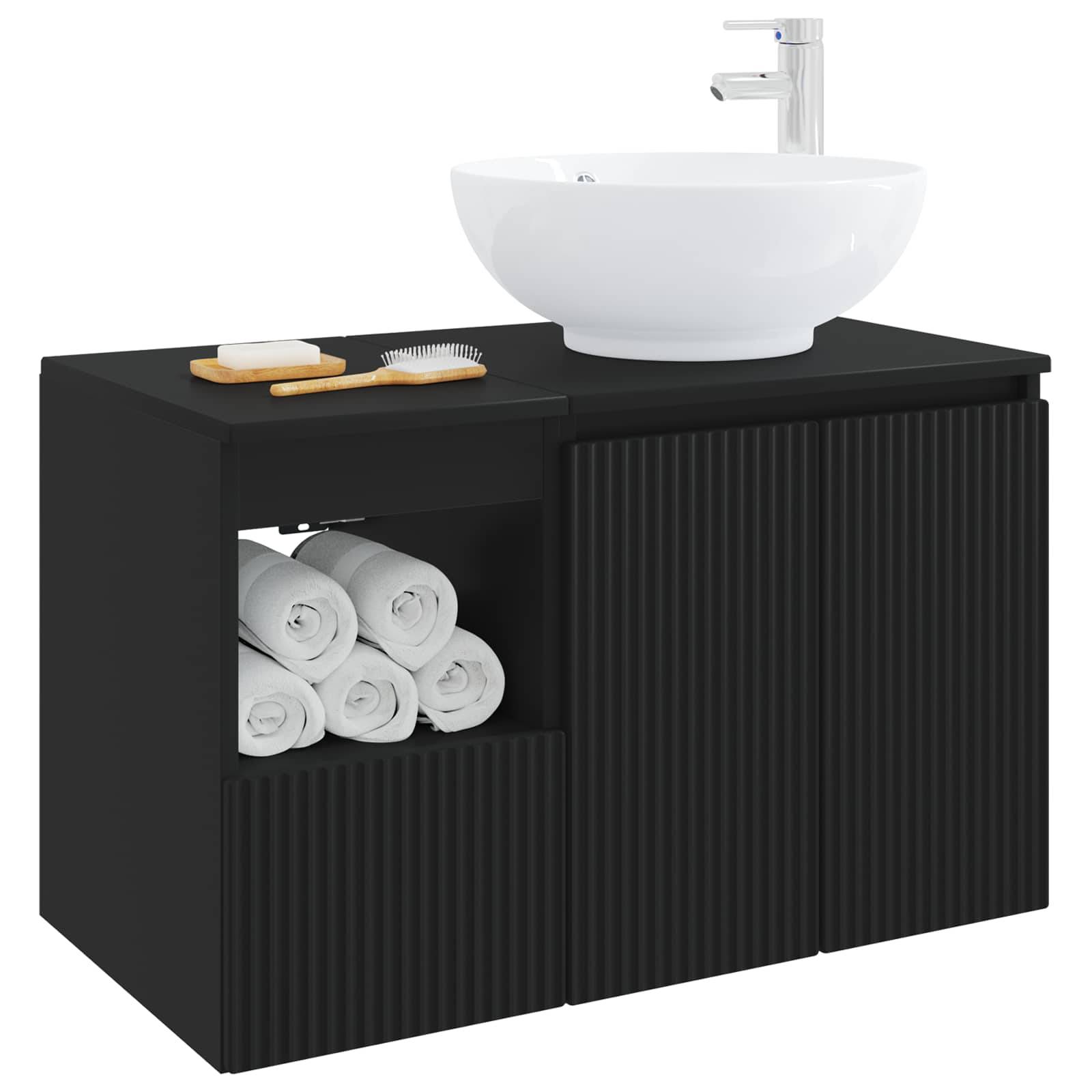 Schwarzes Badezimmerwaschtischkabinett mit weißem Aufsatzwaschbecken und Wasserhahn, offenes Regal mit aufgerollten Handtüchern und eine Seifenschale sowie eine Bürste oben.