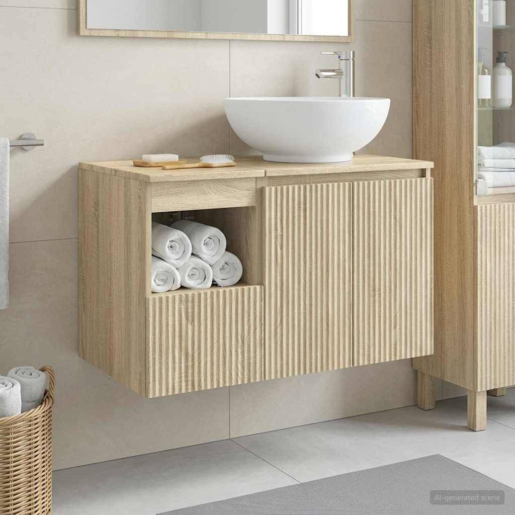 Wandmontierter Badezimmerunterschrank aus hellem Holz mit weißem Aufsatzwaschbecken, offenem Handtuchtuch-Fach und Lamellenschranktüren in einem modernen Badezimmer.