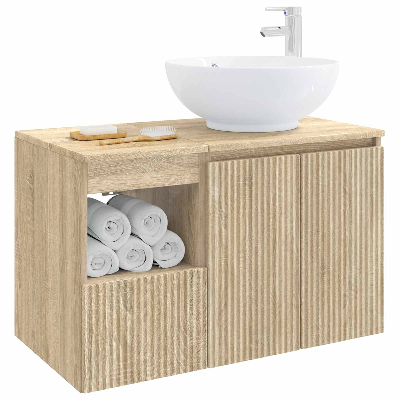 Holzernes Badezimmerwaschbecken mit weißem Waschbecken, Wasserhahn und offenem Regal mit zusammengerollten Handtüchern neben einer geschlossenen Schranktür.