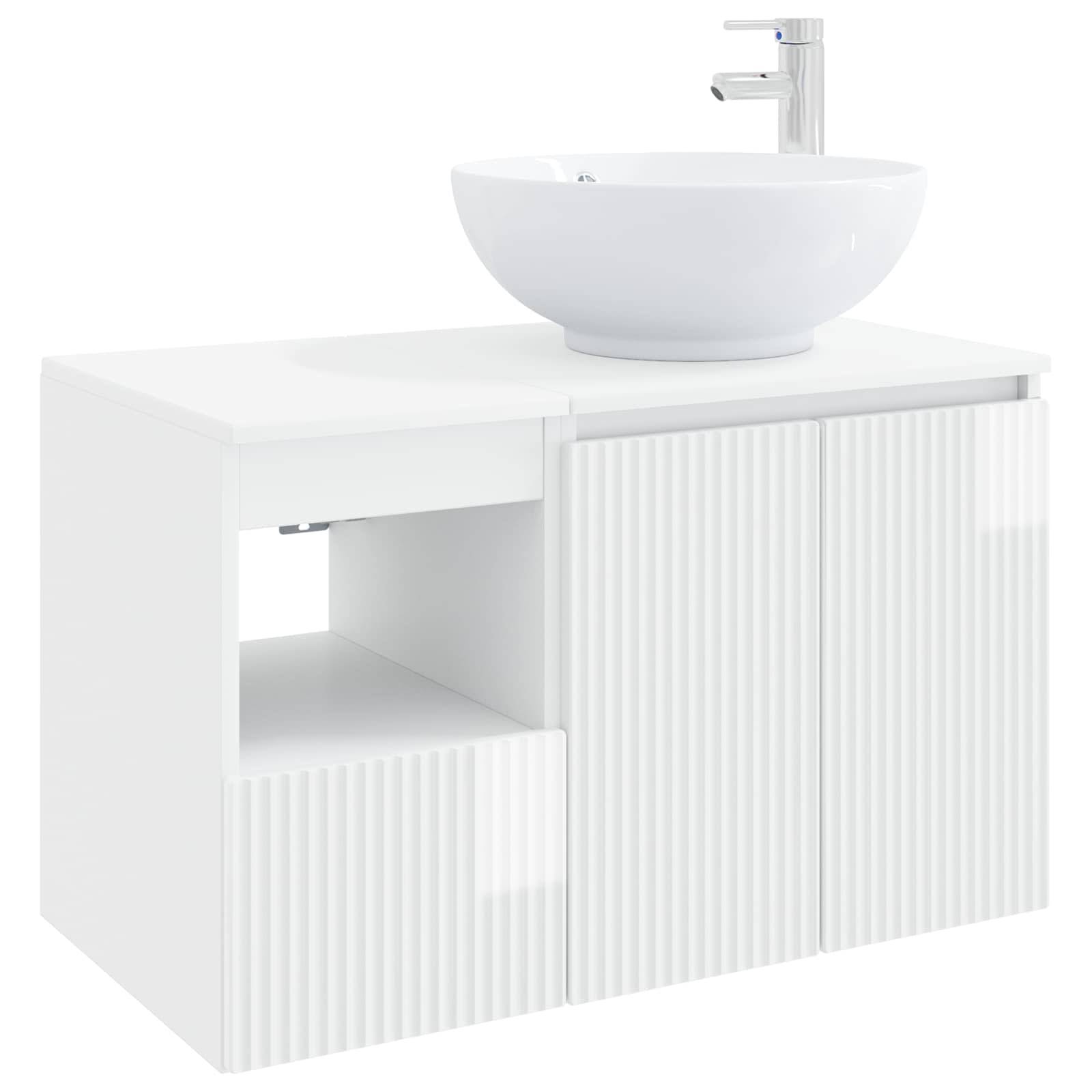 Weißer Badezimmerspiegelschrank mit rundem Aufsatzwaschbecken, Chromarmatur, offener Ablage und gerillten Schrankttüren auf einfachem weißem Hintergrund.