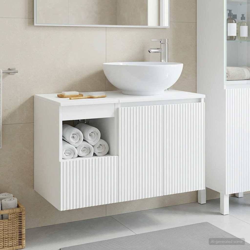 Modernes Badezimmer-Waschbecken mit weißem Aufsatzwaschbecken, Chrom-Armatur, gerippter Schranktür, offener Handtuchregal und beige gefliester Wand.