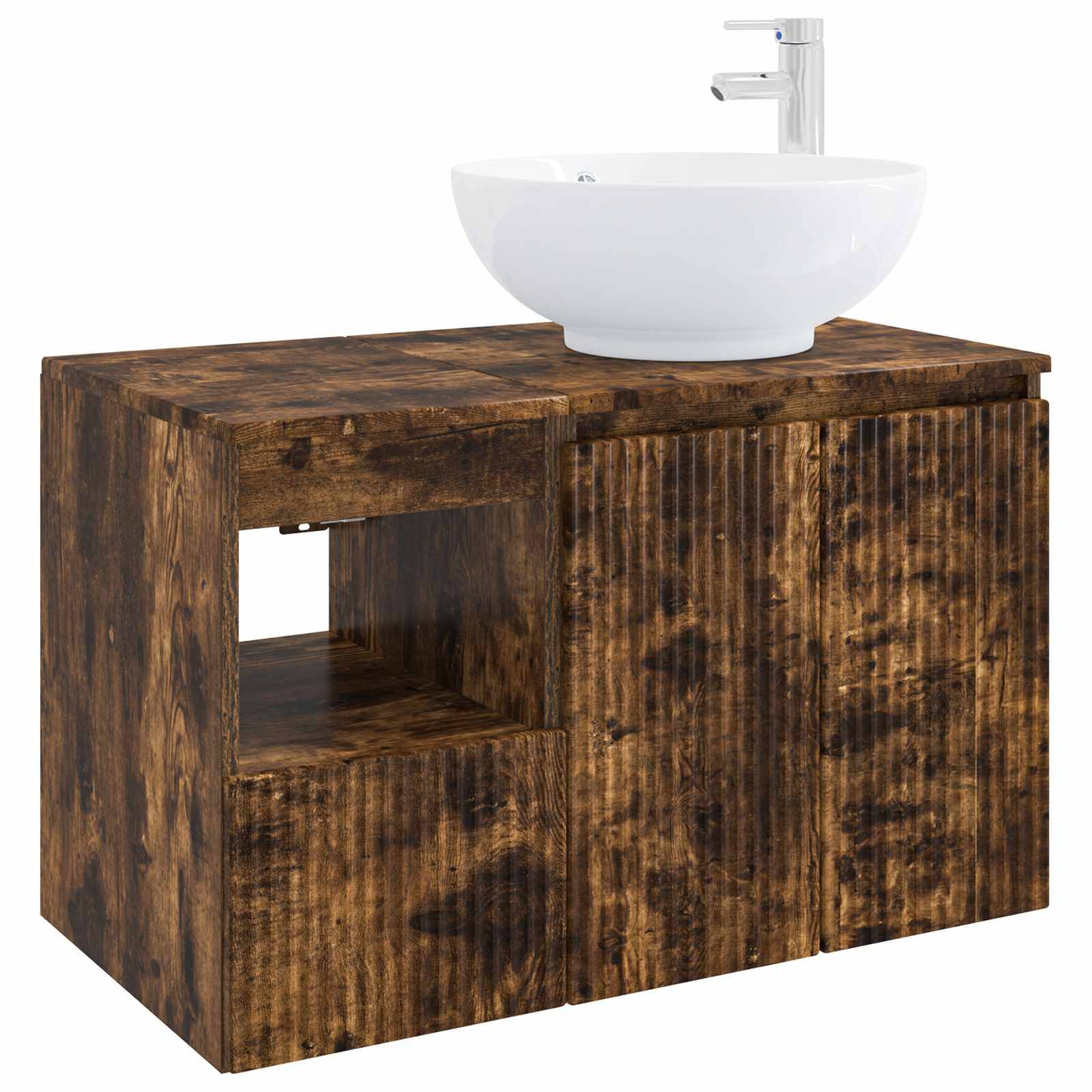 Rustikales dunkles Holz-Badezimmerwaschbecken mit weißem Aufsatzwaschbecken und Chromarmatur oben; offenes Regal auf der linken Seite und Schranktüren auf der rechten Seite.