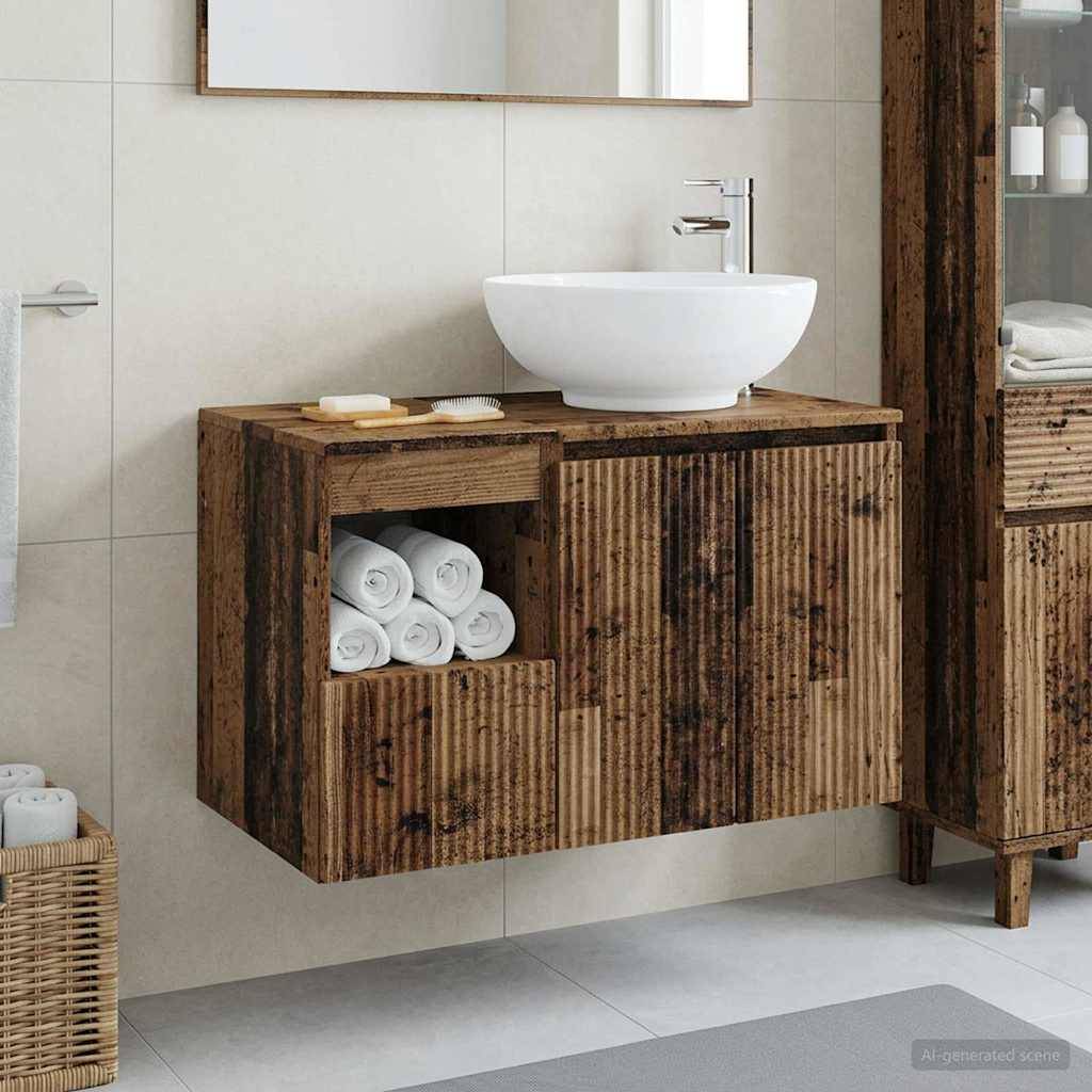 Rustikales Holzbadezimmerwaschtisch mit weißem Aufsatzwaschbecken, Wandspiegel und offenem Regal mit aufgerollten Handtüchern in einem gefliesten Badezimmer.