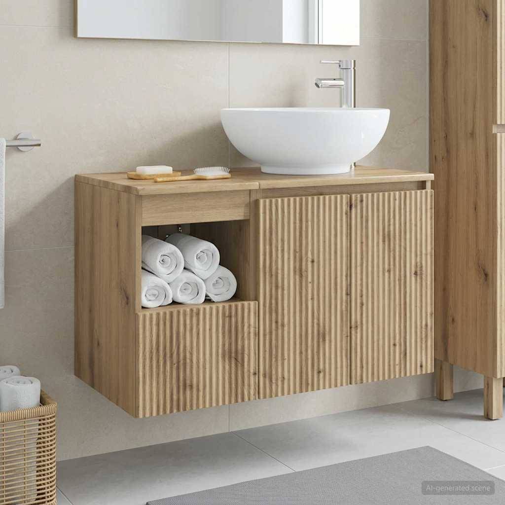 Modernes Badezimmer-Waschtisch mit Holzschrank, weißem Aufsatzwaschbecken und offenem Regal mit aufgerollten Handtüchern neben einem Weidenkorb für Wäsche.