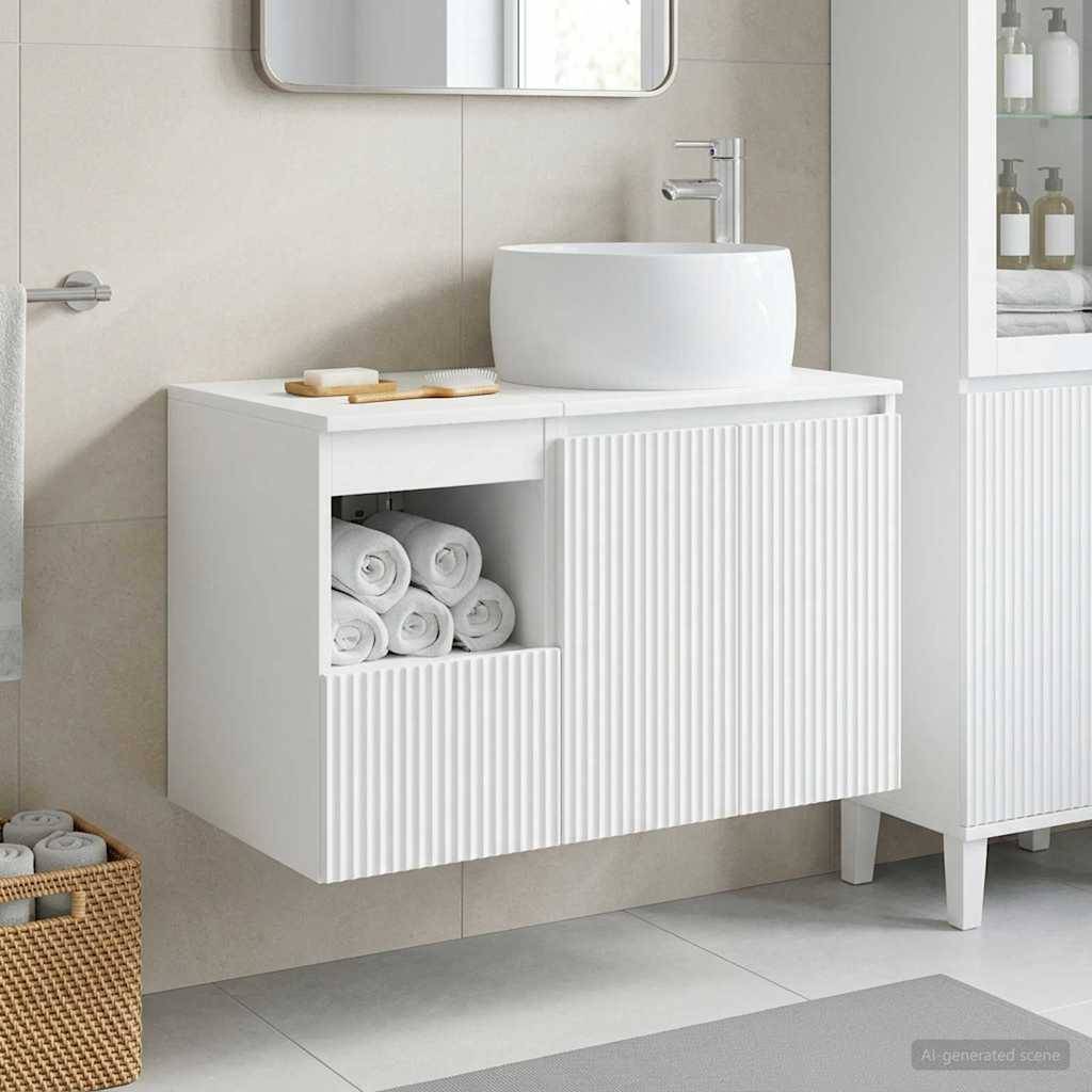Modernes Badezimmer-Waschtisch-Set mit weißem Aufsatzbecken und geriffeltem Schrank, offenes Handtuch-Fach, Spiegel oben und passender Schrank daneben.