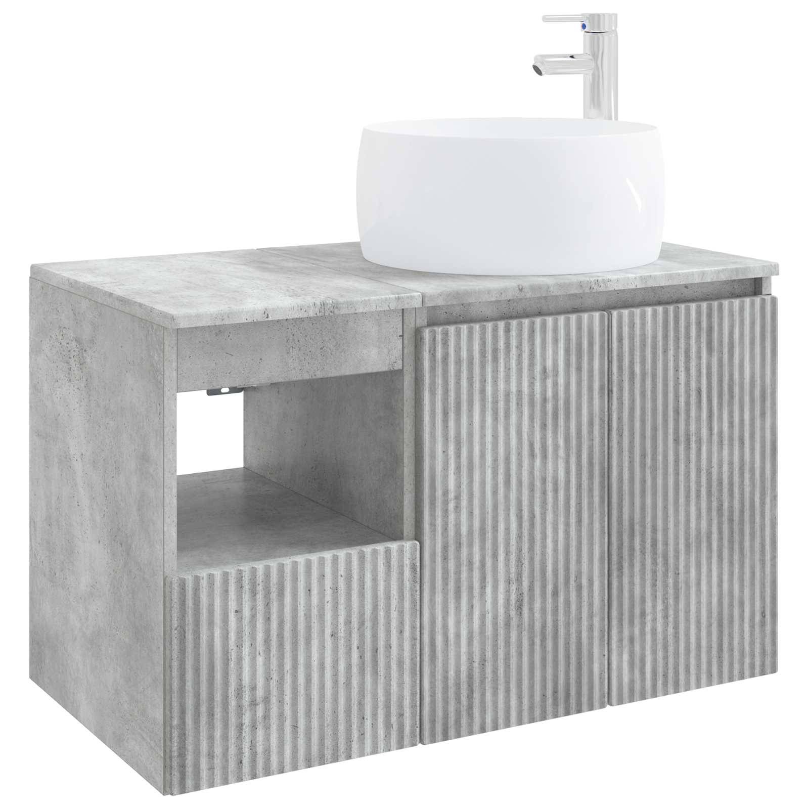 Modernes Badezimmer-Waschtisch mit Betonoptik-Schrank, gerillter Frontplatte, offener Ablage und rundem weißem Aufsatzwaschbecken mit Chromarmatur.