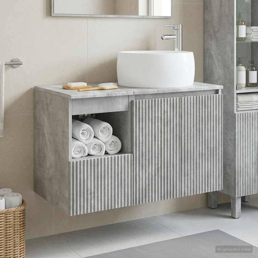 Modernes Badezimmerwaschtisch mit Aufsatzwaschbecken, Wasserhahn und offenem Regal mit aufgerollten Handtüchern neben einer gestreiften Schranktür.