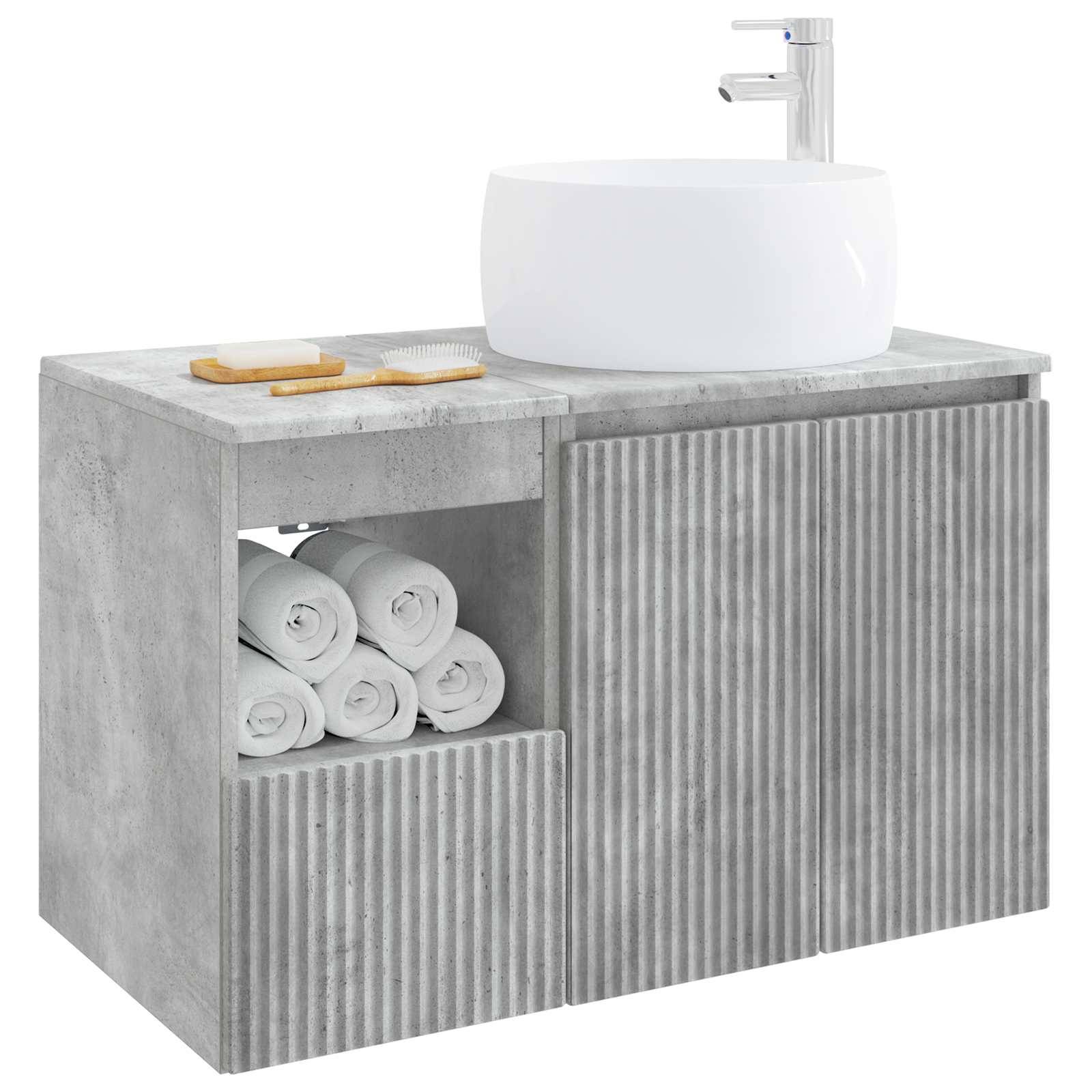Betonwaschtisch mit weißem Spülbecken und Armatur, offenes Regal mit aufgerollten Handtüchern und gerippten Schranktüren.