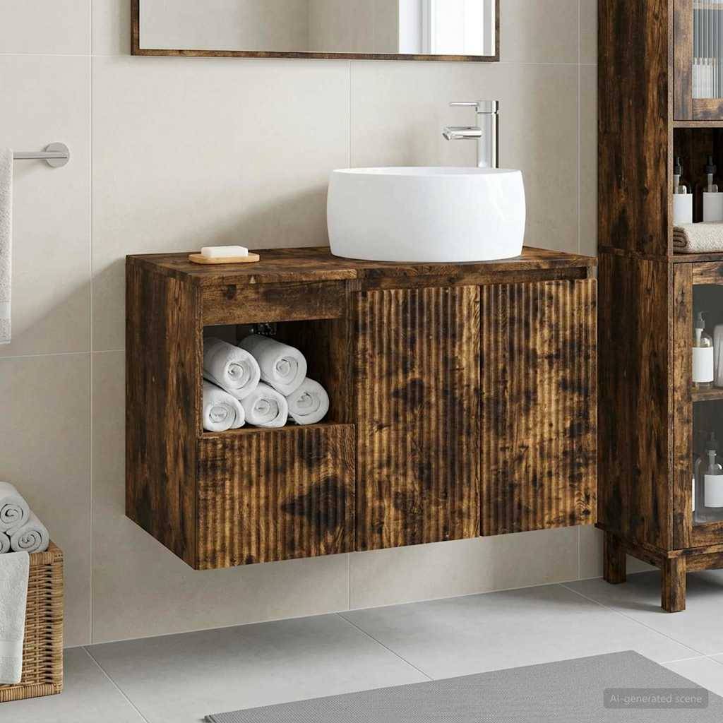 Modernes Badezimmer-Waschbecken mit weißem Aufsatzwaschbecken auf rustikalem Holzschrank, offenes Regal mit aufgerollten Handtüchern und passendem hohem Lagerschrank.