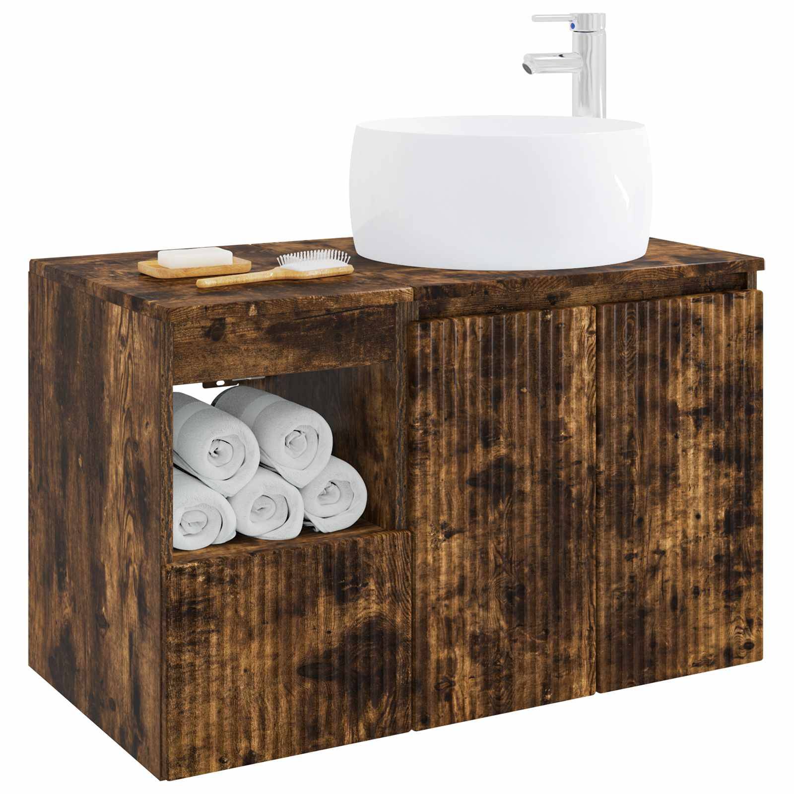 Rustikales Holzbadezimmerschrank mit weißem Aufsatzwaschbecken und Armatur, plus offenes Regal mit aufgerollten Handtüchern und Arbeitsplatte-Accessoires.