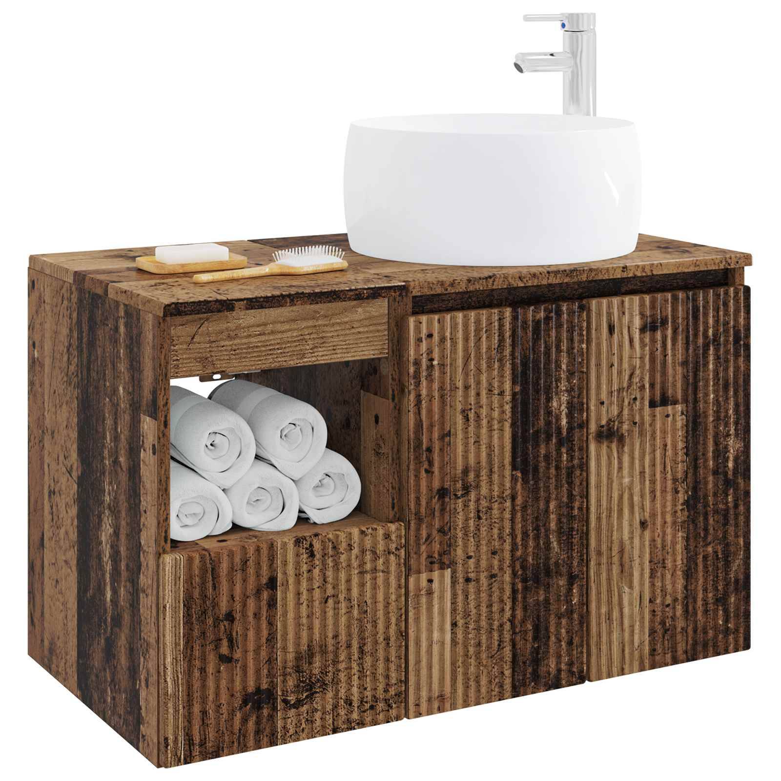 Rustikales Badezimmerwaschbecken aus Holz mit weißem Aufsatzwaschbecken und Armatur, das ein offenes Regal mit aufgerollten Handtüchern bietet.