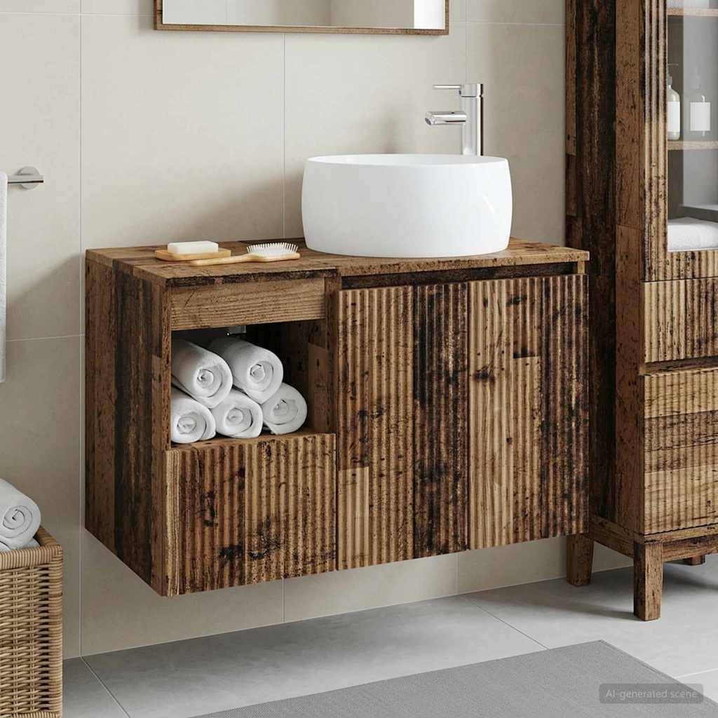Rustikales Holzbadezimmermöbel mit weißem Aufsatzwaschbecken und offener Handtuchwäsche, dargestellt vor einer leicht gefliesten Wand.