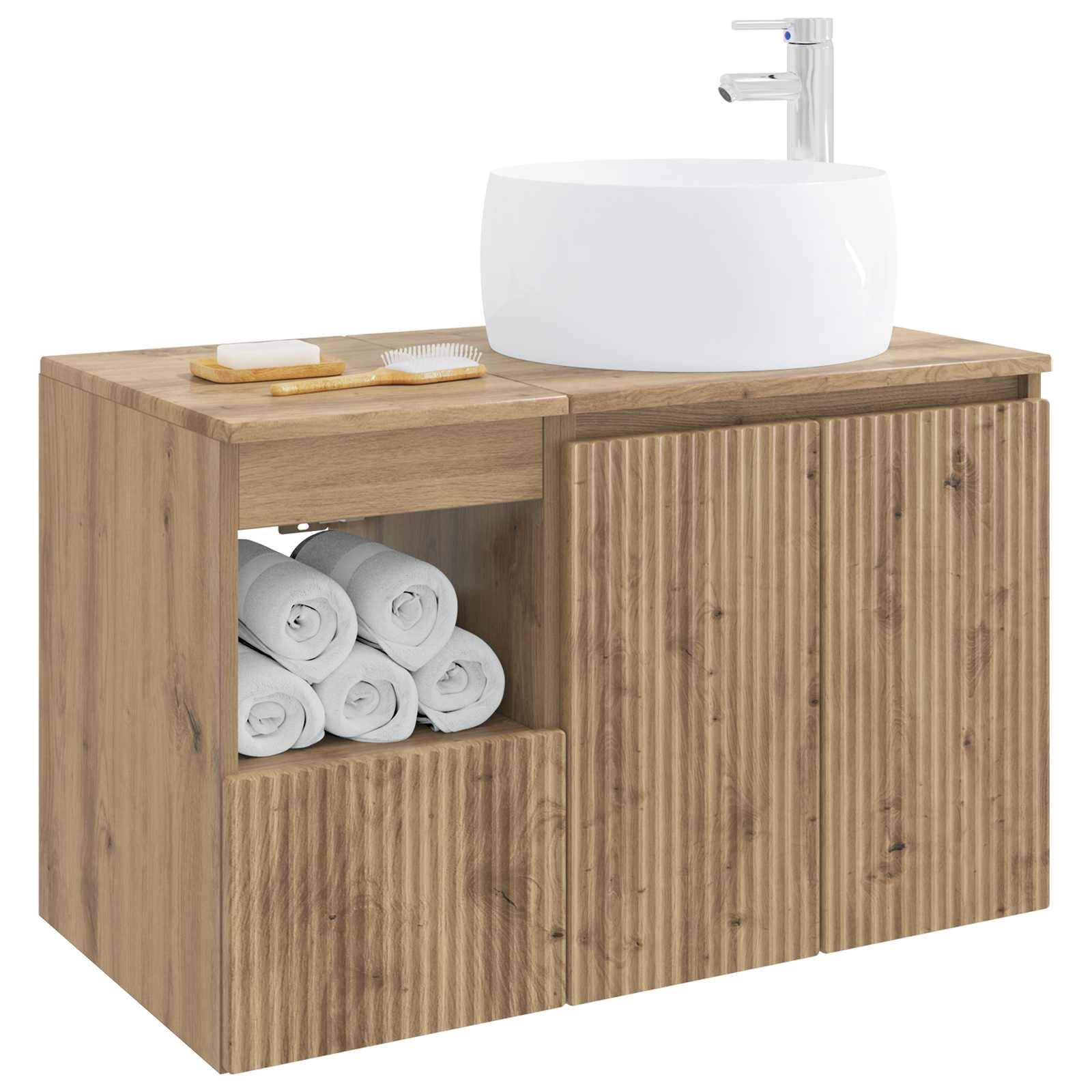 Holzernes Badezimmerwaschbecken mit weißem Aufsatzwaschbecken und Armatur, plus offenes Handtuchregal und Schrankstauraum auf der rechten Seite.