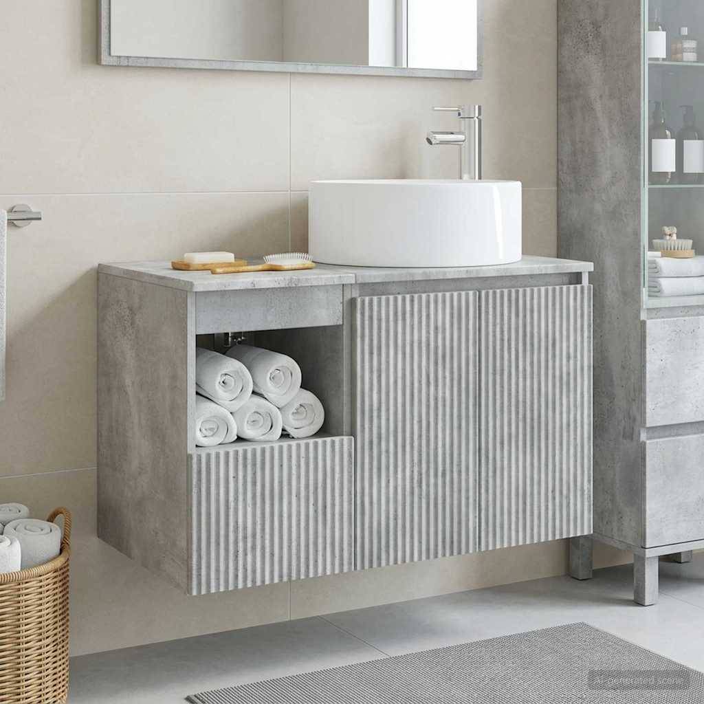 Modernes Badezimmer-Waschtisch mit weißem Aufsatzwaschbecken, wandmontiertem Wasserhahn, gestreiften Schranktüren und offener Handtuchtablage unter der Arbeitsplatte.
