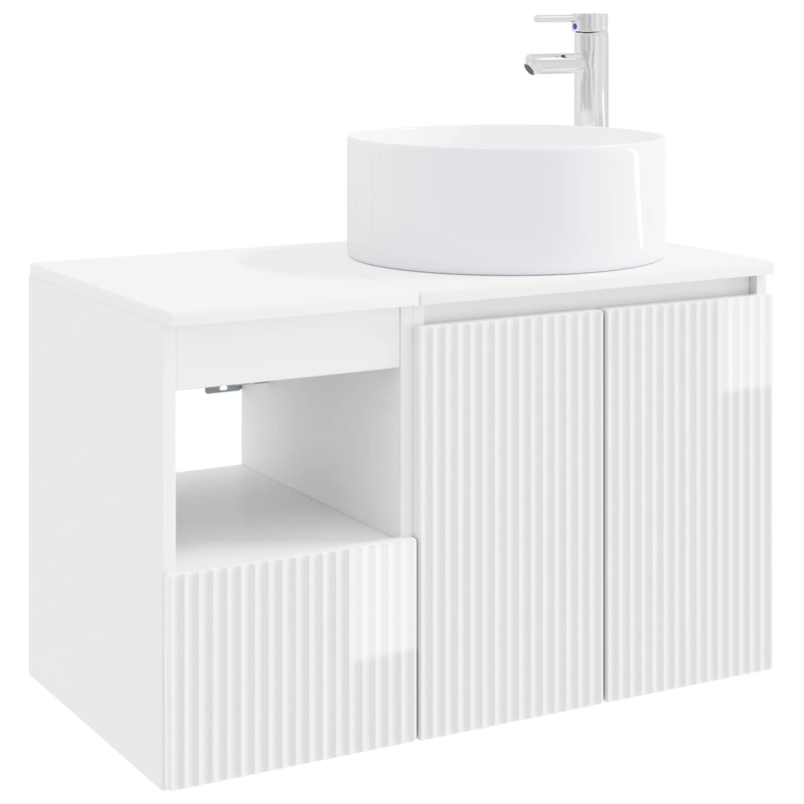 Modernes weißes Badezimmer-Waschtisch mit rundem Aufsatzwaschbecken, Chromarmatur, offenem Regal und genuteten Schranktüren auf weißem Hintergrund
