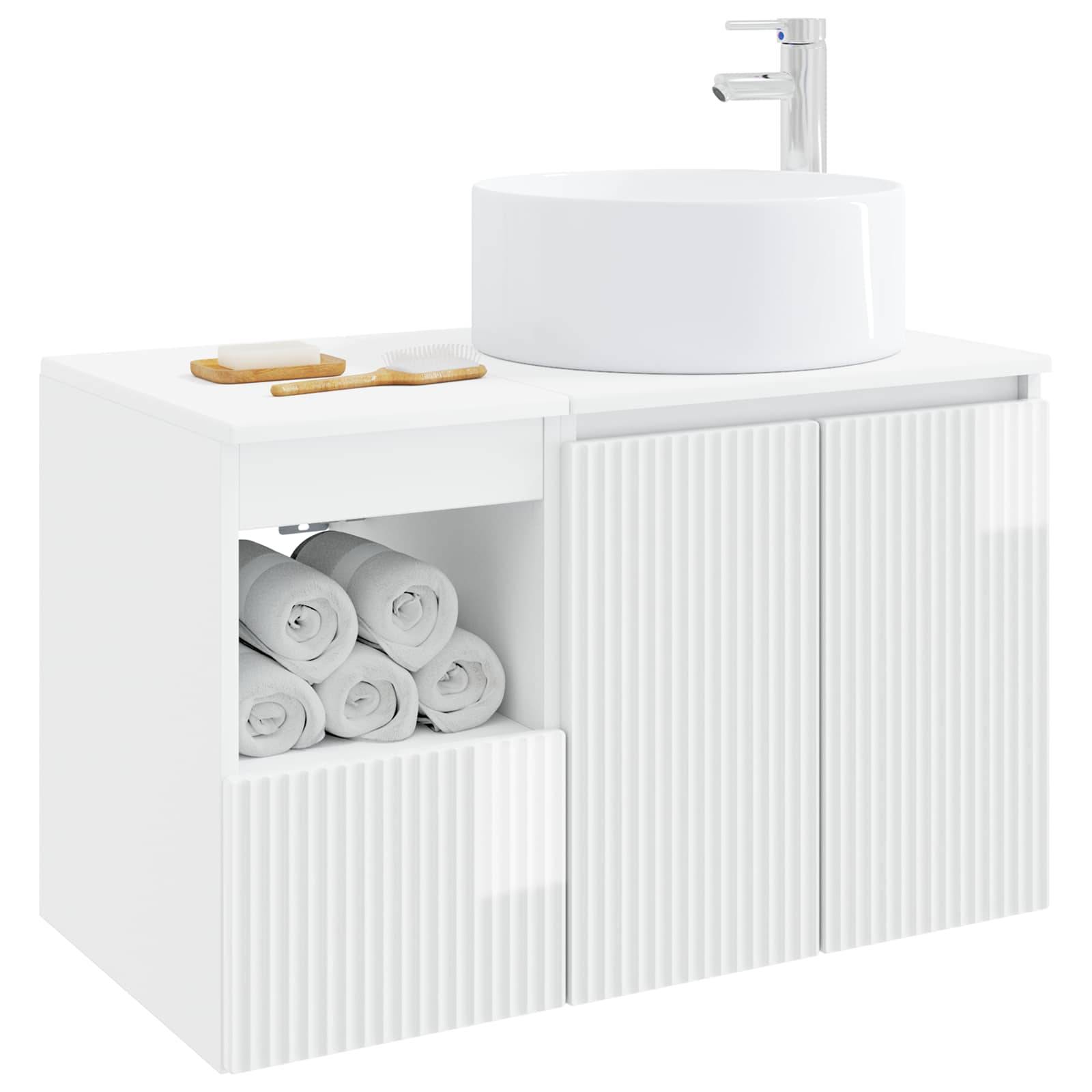 Modernes weißes Badezimmerwaschtisch mit rundem Waschbecken und Chromarmatur, gerillte Schranktüren, offenes Regal mit aufgerollten Handtüchern und Seife mit Zahnbürsten auf der Arbeitsplatte.