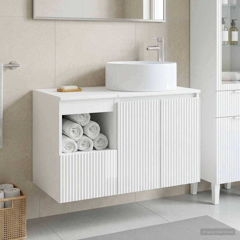 Modernes Badezimmermöbel in Weiß mit rundem Waschbecken, Chrom-Wasserhahn, Schrank mit Stauraum und offenem Regal mit aufgerollten Handtüchern.