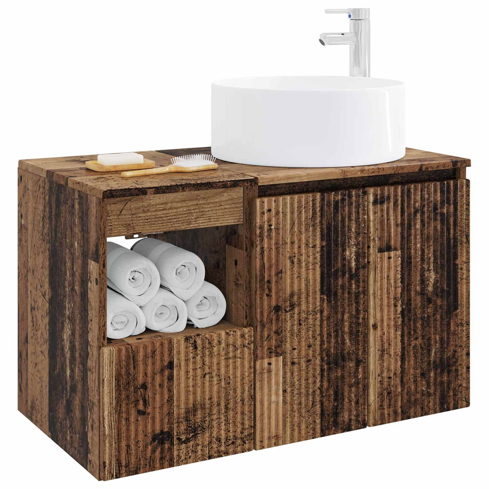 Rustikales Holzbadezimmerwaschtisch mit rundem weißem Waschbecken und offenem Regal mit aufgerollten Handtüchern.