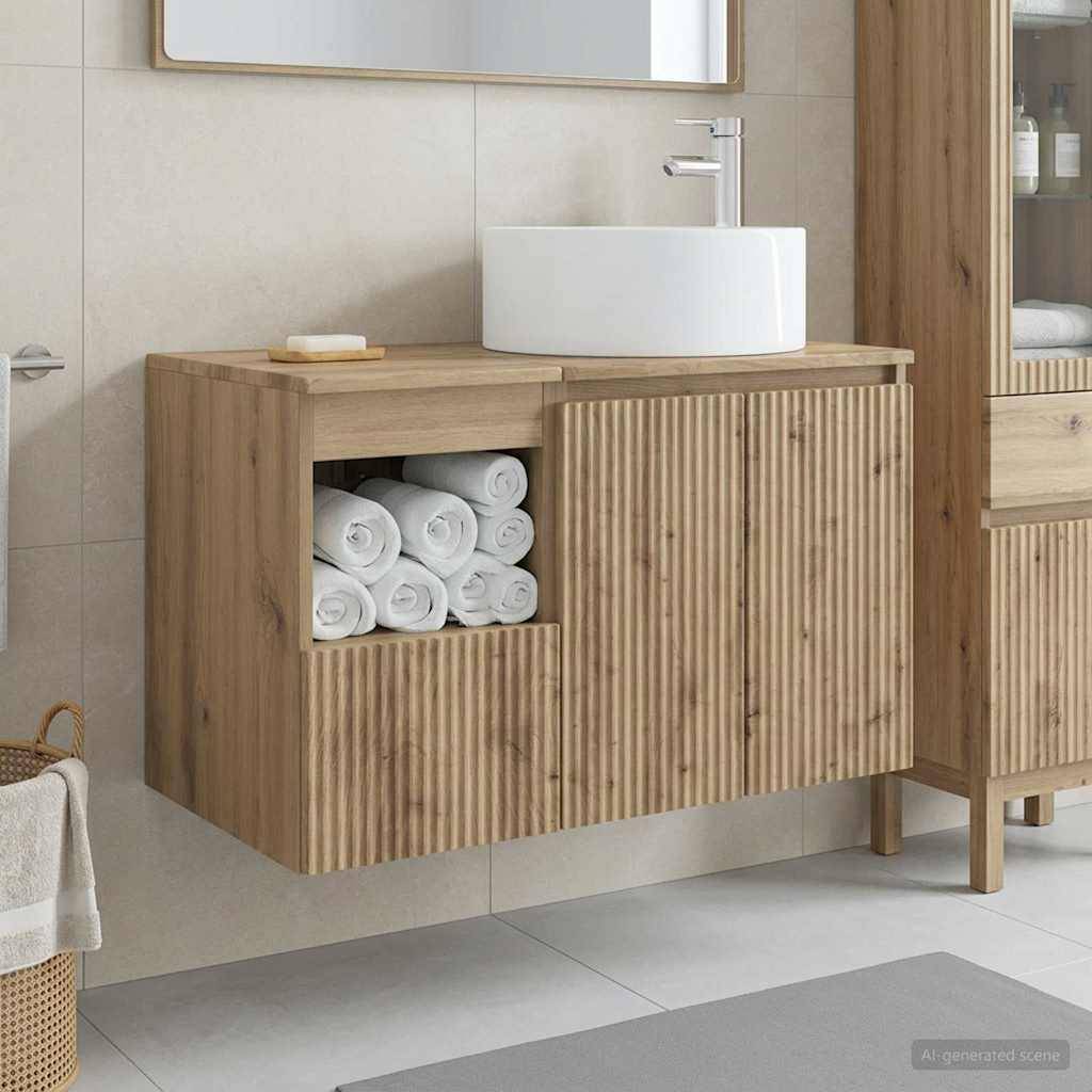 Modernes Holz-Badezimmermöbel mit einem weißen Aufsatzwaschbecken und offenem Regal mit aufgerollten Handtüchern in einem minimalistischen gefliesten Badezimmer.