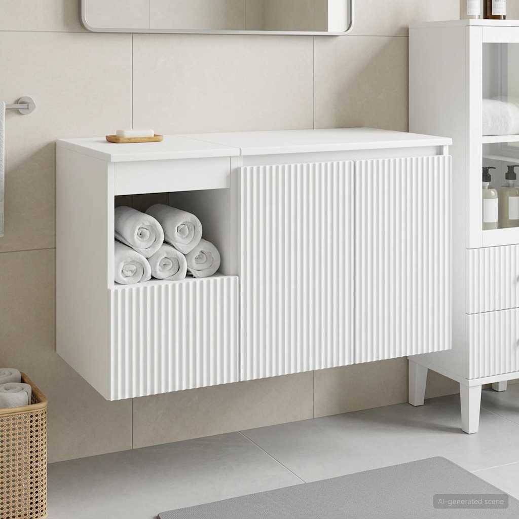 Weiß hängendes Badezimmerschrank mit gerippten Schiebetüren, offenes Regal mit aufgerollten Handtüchern und eine kleine Seifenschale oben.