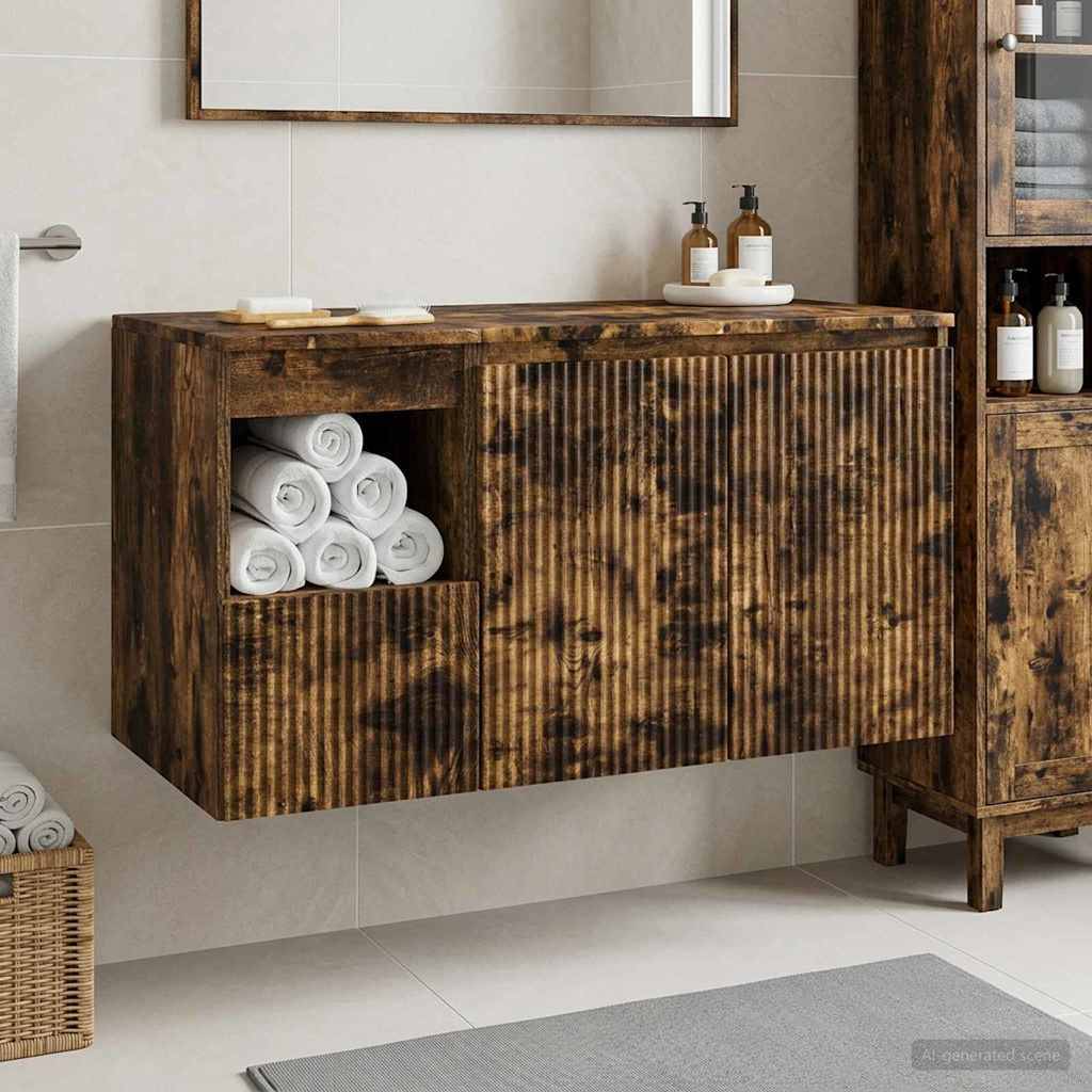 An der Wand montiertes rustikales Holz-Badezimmermöbel mit offenen Handtuch-Fächern, Waschbecken-Arbeitsplatte und Spiegel oben; Handtücher und Toilettenartikel ausgestellt.