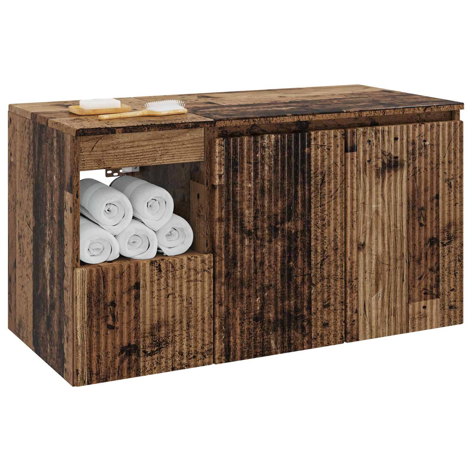 Holzwaschbeckenunterschrank mit gerippelten Doppeltüren, offenes Regal mit aufgerollten Handtüchern und weiße Arbeitsplatte mit Seife und Tablett.