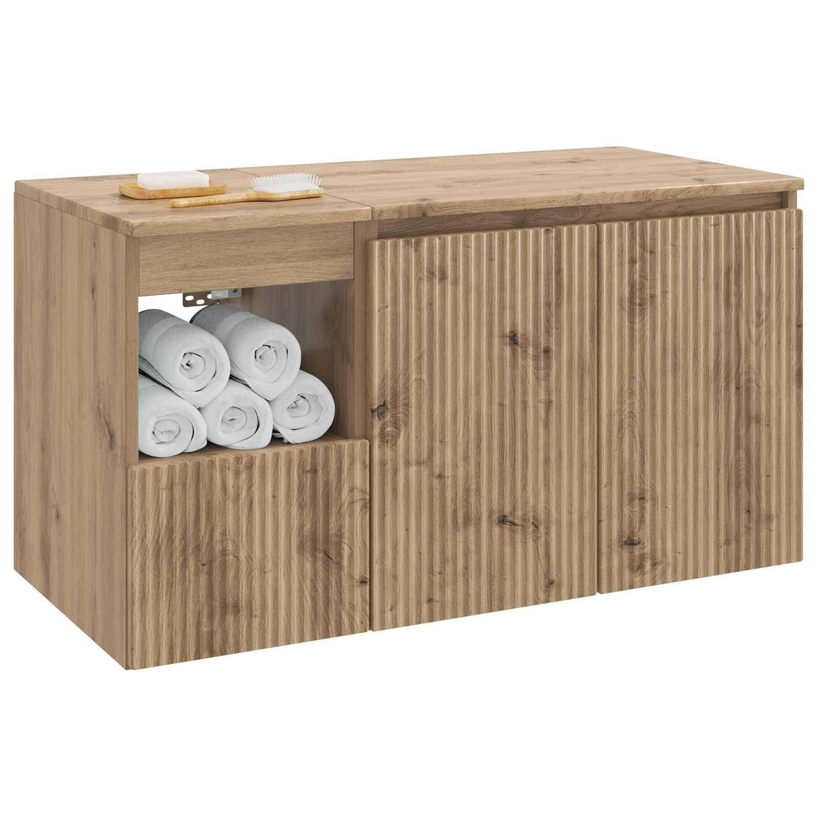 Holzwaschbeckenunterschrank im Badezimmer mit Handtuhregal, offenes Fach mit zusammengerollten Handtüchern und zwei geschlossenen Schranktüren auf der rechten Seite.