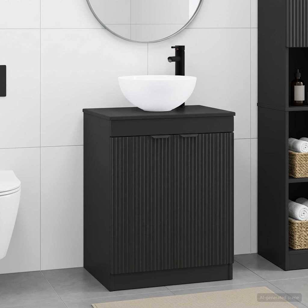 Modernes schwarzes Badezimmerwaschtisch mit weißem Aufsatzwaschbecken und schwarzem Wasserhahn vor gefliesster Wand, neben einer Toilette und einem Regalunit.