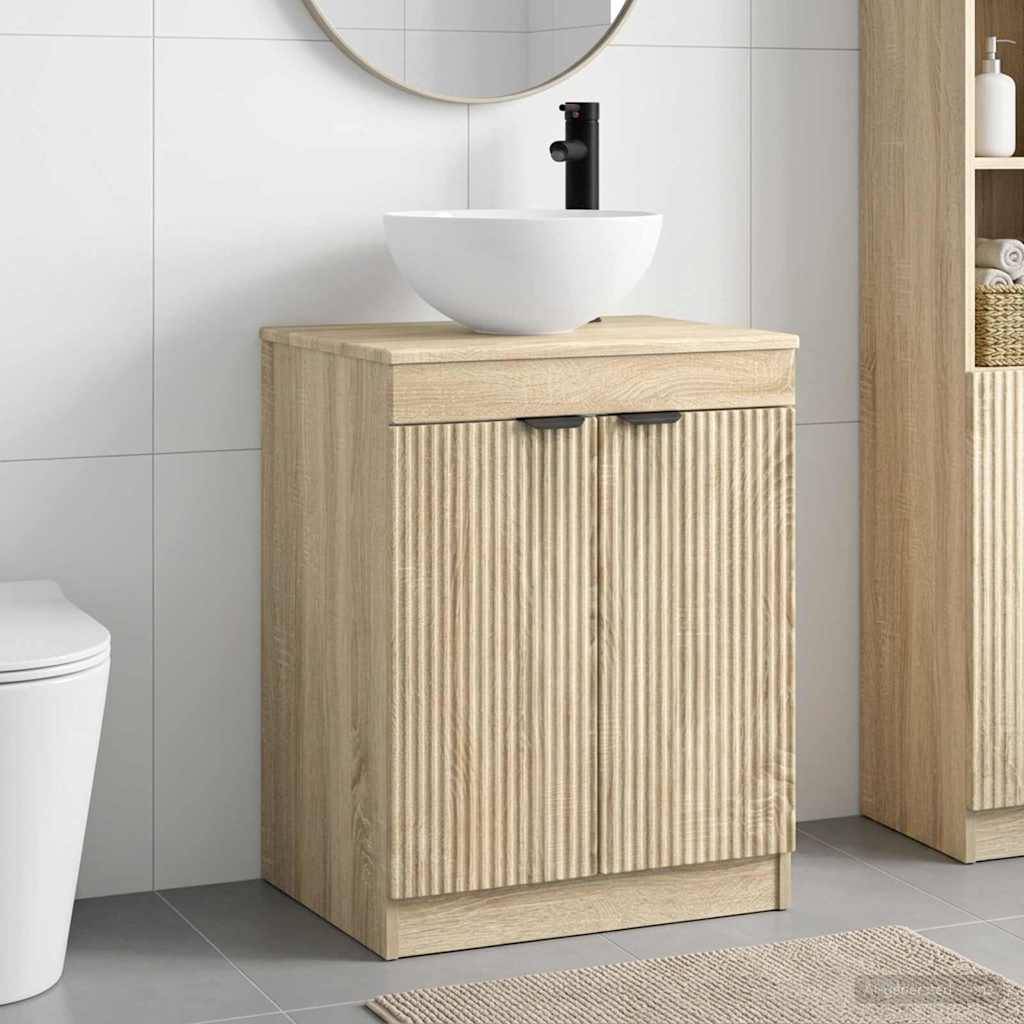 Helles Holzbadezimmermöbel mit rundem Waschbecken und schwarzem Wasserhahn, neben einer Toilette und einem passenden Aufbewahrungsschrank in einem modernen gekachelten Badezimmer.
