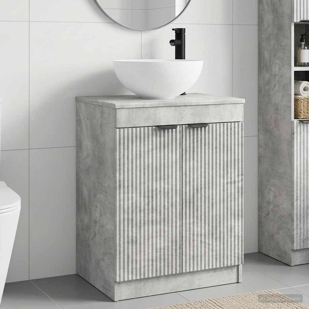 Modernes Badezimmer-Waschtischkabinett mit einem weißen Aufsatzwaschbecken und schwarzem Wasserhahn an gekachelten Wänden, mit grauem Betondesign und gerippter Frontgestaltung.