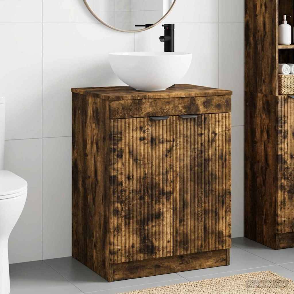 Rustikales Holzbadezimmerwaschtisch mit weißem Aufsatzwaschbecken und schwarzem Wasserhahn an einer weiß gefliesten Wand, neben einer Toilette und einem Regalsystem.