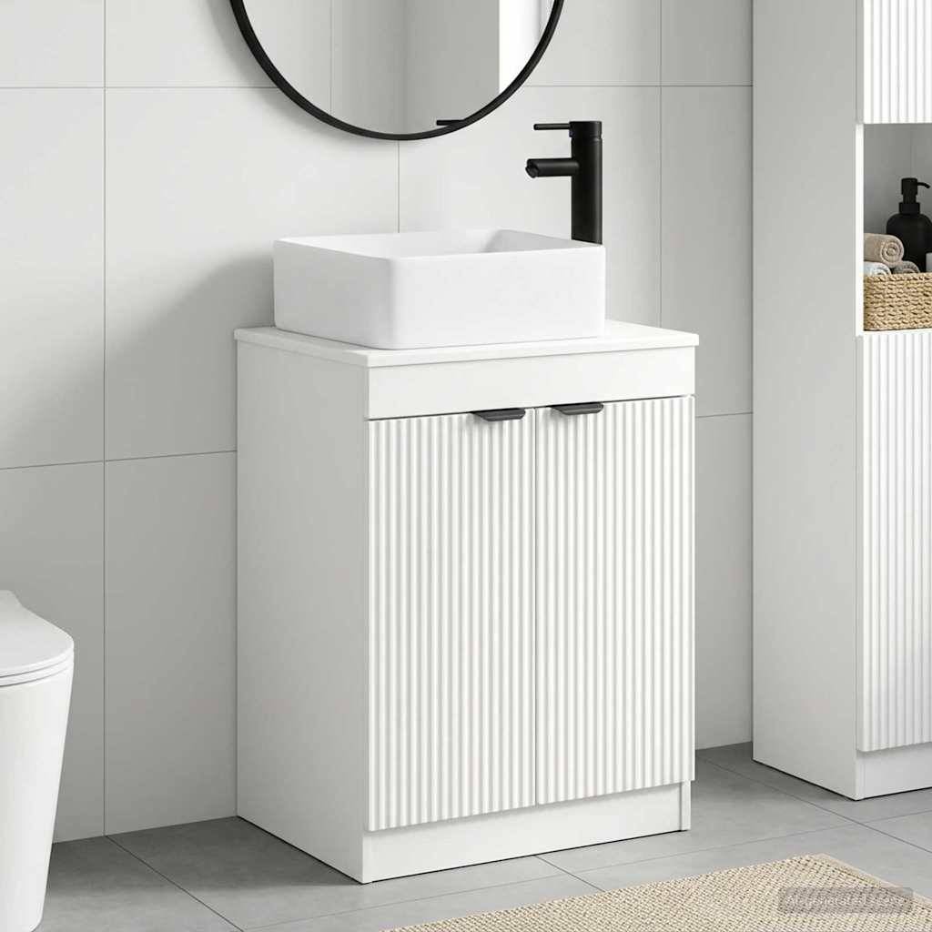 Modernes weißes Badezimmermöbel mit einem quadratischen Aufsatzwaschbecken, schwarzer Armatur und gerillten Schranktüren in einem gefliesten Badezimmer.