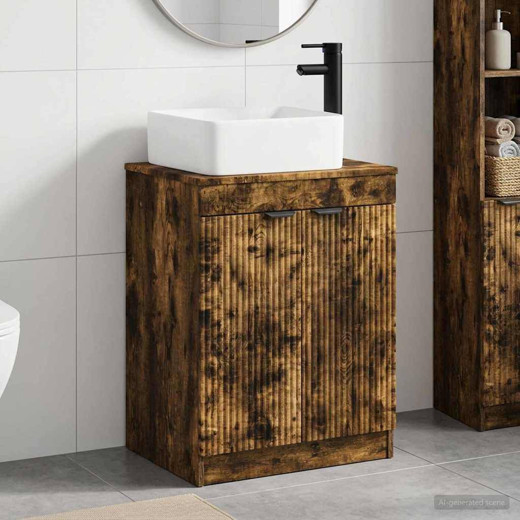 Holzernes Badezimmerwaschtischkabinett mit weißem Aufsatzwaschbecken und schwarzem Wasserhahn vor hellem gefliesten Wandhintergrund; Spiegel und Regal teilweise sichtbar.