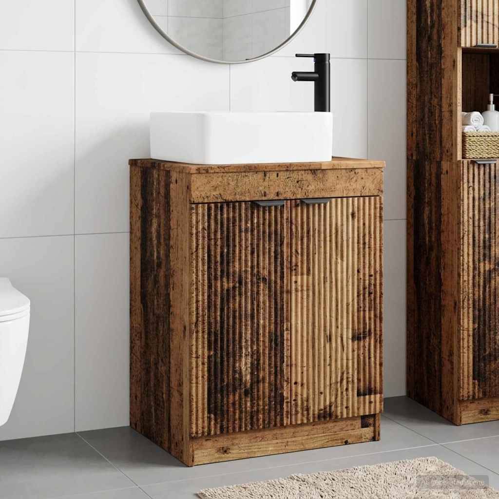 Rustikales Holzbadezimmerwaschbecken mit weißem Aufsatzwaschbecken und schwarzem Wasserhahn an gekachelten Wänden, neben einer Toilette und einem gewebten Teppich.