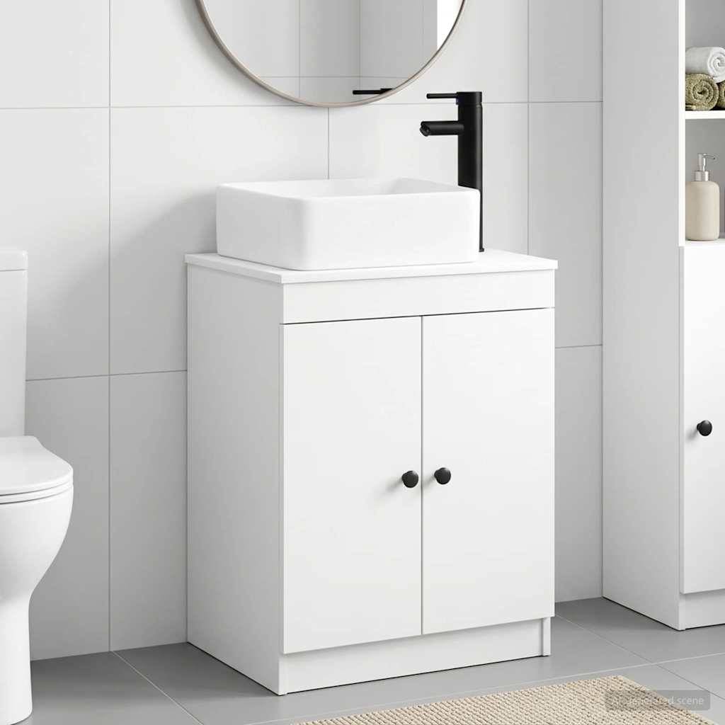 Modernes Badezimmer-Waschtisch mit weißem Schrank, quadratischem Aufsatzwaschbecken und schwarzem Wasserhahn neben einer Toilette und einem Regal.