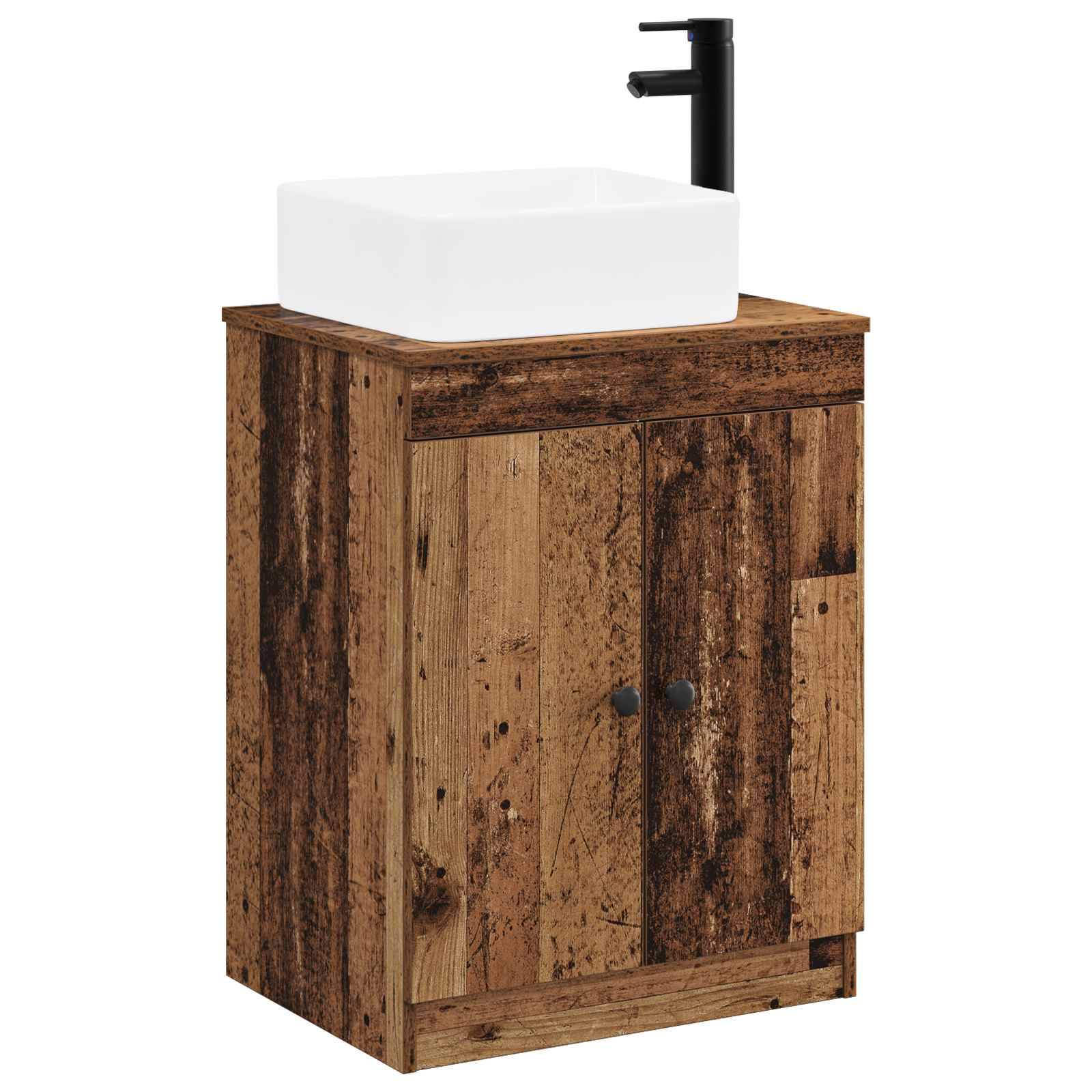Rustikales Holzbadezimmermöbel mit weißem Aufsatzwaschbecken und schwarzem Wasserhahn auf weißem Hintergrund.