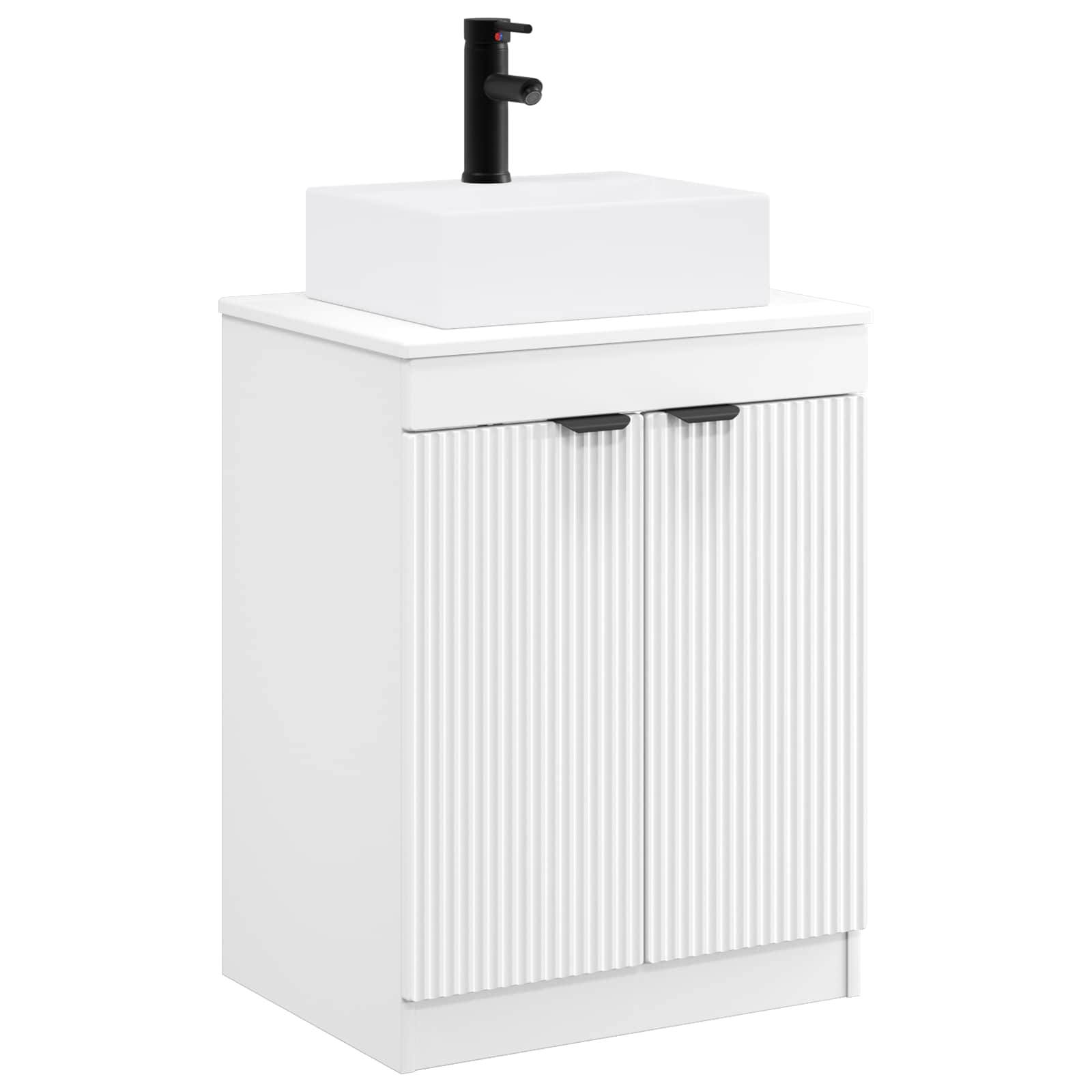 Weißer Badezimmerschrank mit gerillten Doppeltüren und einem schwarzen Wasserhahn auf einem rechteckigen Waschbecken.