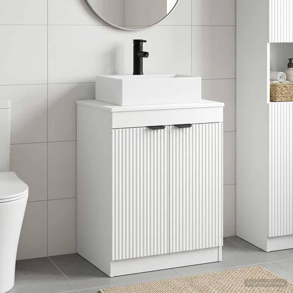 Modernes weißes Badezimmerwaschtisch mit quadratischem Aufsatzwaschbecken und schwarzem Wasserhahn, gezeigt vor gefliesten Wänden und grauem Boden neben einer Toilette und einem Regal.