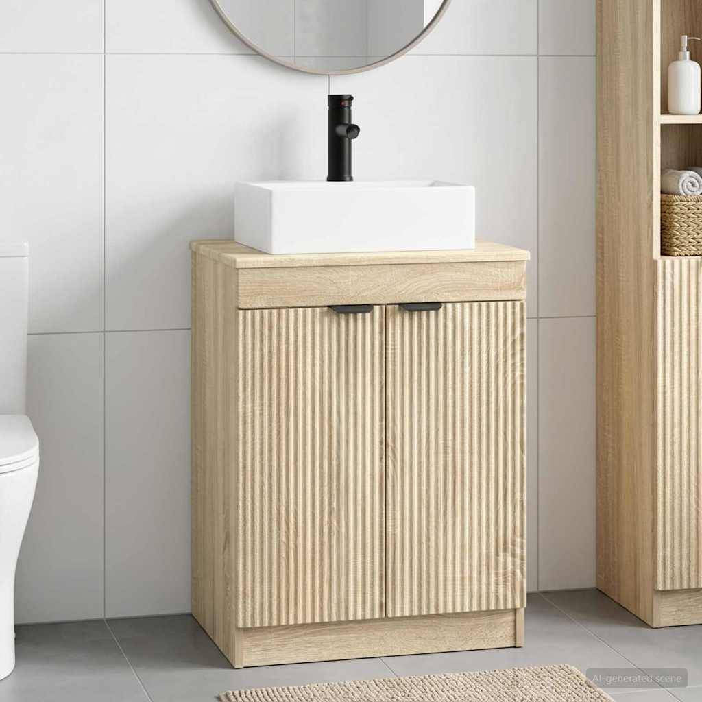 Modernes Badezimmer-Waschtisch mit rechteckigem weißem Aufsatzwaschbecken und schwarzer Armatur auf einem Unterschrank aus hellem Holz mit gerillten Türen.